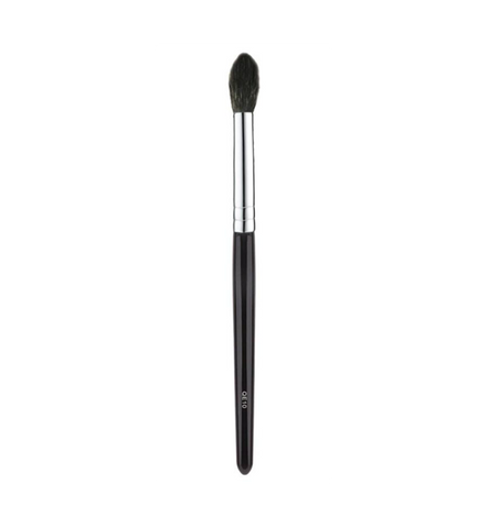 This QE10 Crease Blender brush is perfectly shaped with a point to guarantee a precise application of color in the crease. Whether you are looking for light definition in the crease or a more dramatic in depth look, this brush will deliver flawless blended results each time.