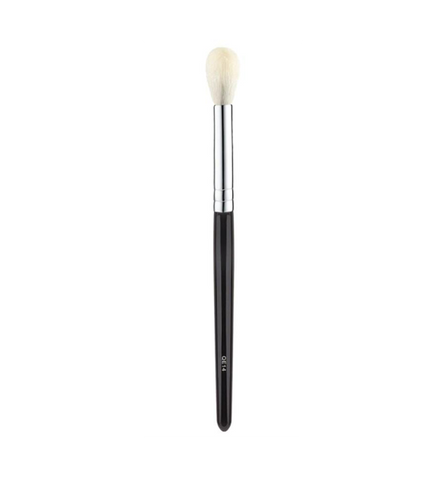 This fluffy QE14 blending brush has been designed to seamlessly blend product around the eye area. Use this brush to soften the intensity of an eye shadow or even to apply highlight to the brow bone.