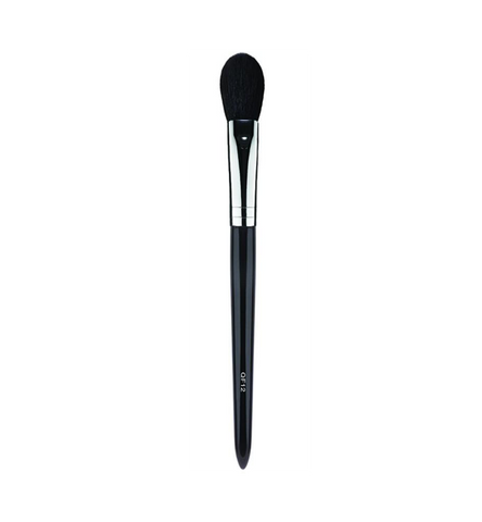 Shaped to perfectly glide against the hallows of the cheeks, this QF12 small contour brush is designed to add shape and definition to the face. Apply a contouring shade to the desired areas of the face an blend to achieve a seamless finish. Can also be used to apply highlight to the face.