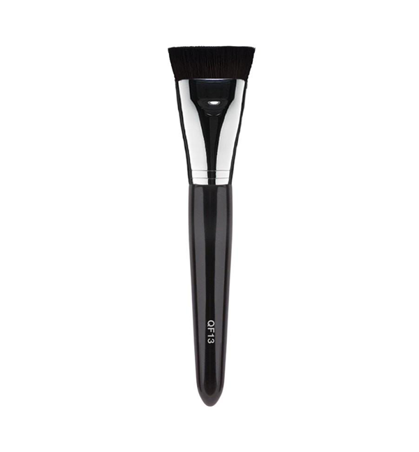 This QF13 contour brush has been perfectly shaped to easily apply, shade, and blend products to add depth and definition to the face. Use the flat surface of this brush to precisely apply and blend cream or powder shading products to the hallows of the cheeks, along the jawline, and around the perimeter of the hairline for a chiseled and defined facial appearance.