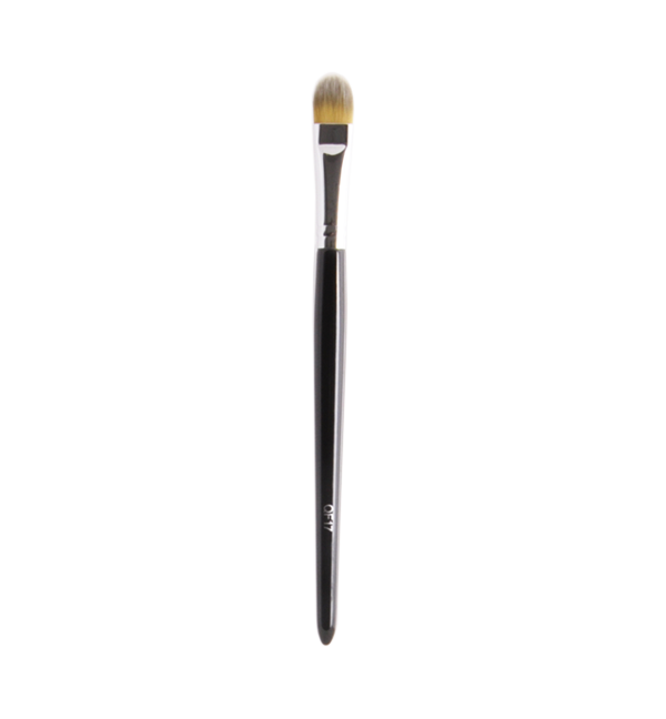 This QF17 Conceal brush has short firm bristles that have been designed to easily pick up, apply, and blend cream or liquid concealers. The short firm bristles allow for great product control and application.