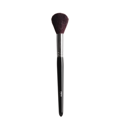 Softly accentuate and add color to the cheek and cheekbone area with this tapered QF21 blush brush.