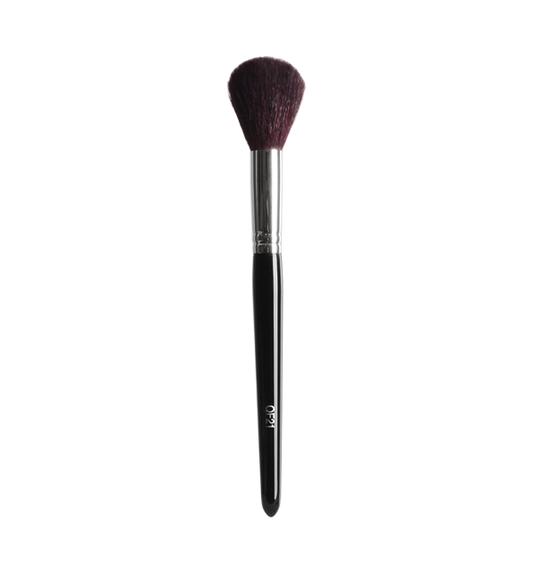 Softly accentuate and add color to the cheek and cheekbone area with this tapered QF21 blush brush.