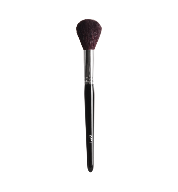 Softly accentuate and add color to the cheek and cheekbone area with this tapered QF21 blush brush.